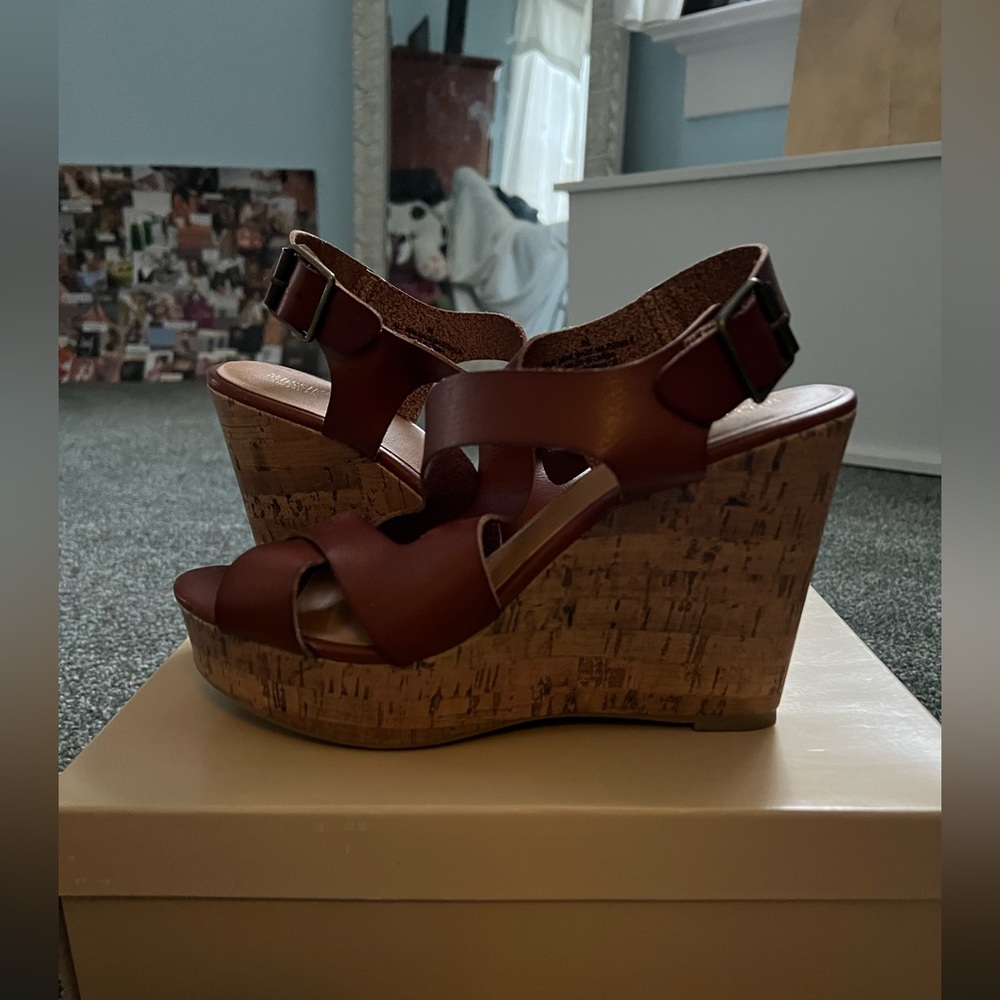 Brown/red wedge heel